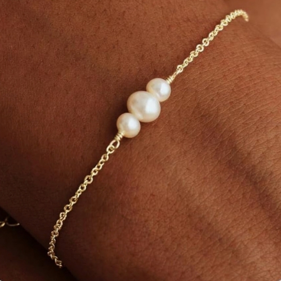 Jewelry - NEW! Delicate Gold Pearl Bracelet 6-7.5"